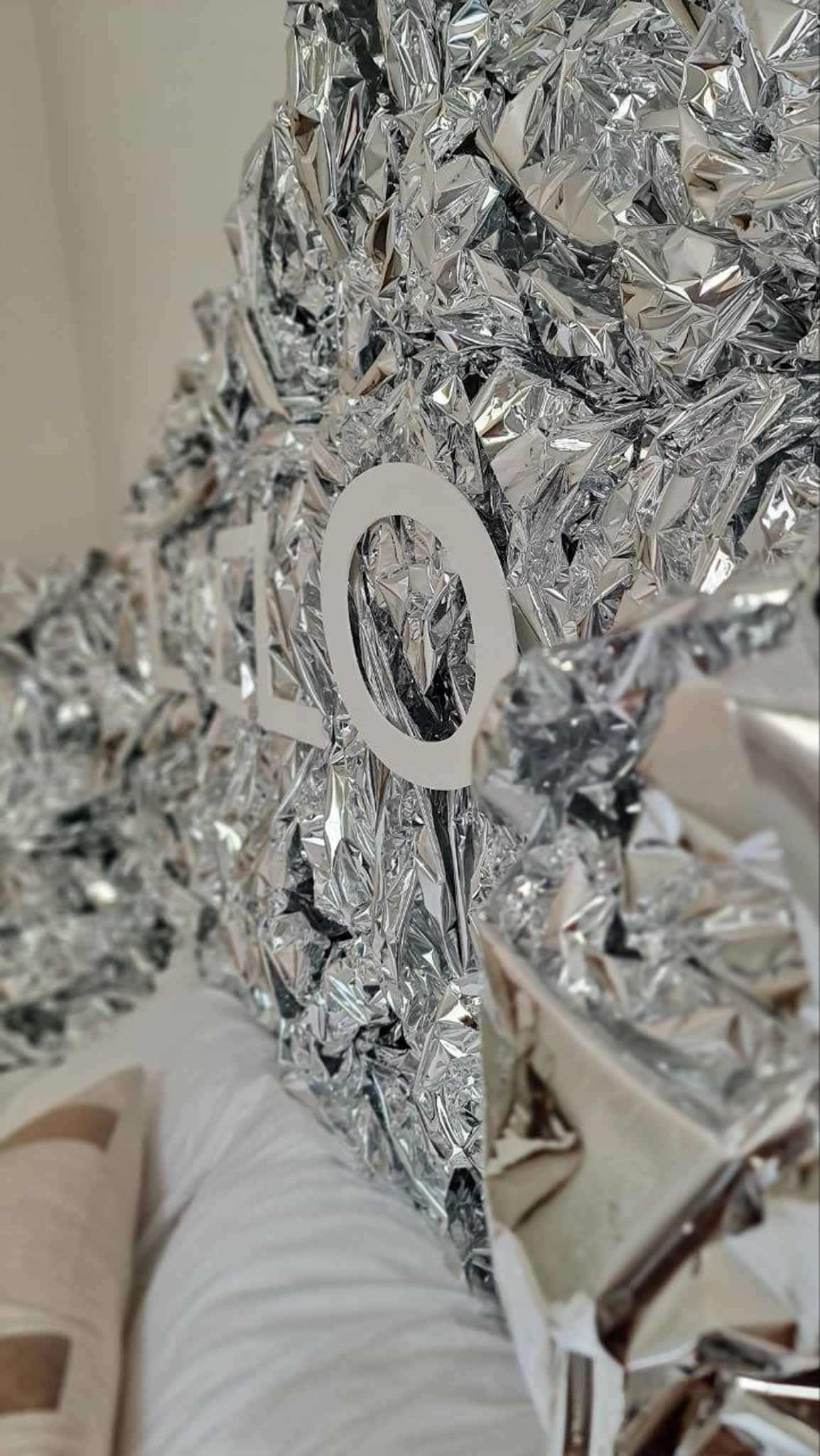 Instalación artística de papel plata en habitación de hotel en Madrid creada por Missmsmith