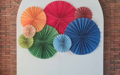 Pared de abanicos de colores