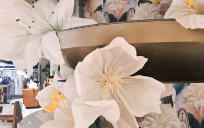 Una columna de pétalos blancos