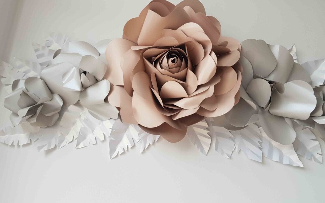 Rosas de papel de nácar en mural