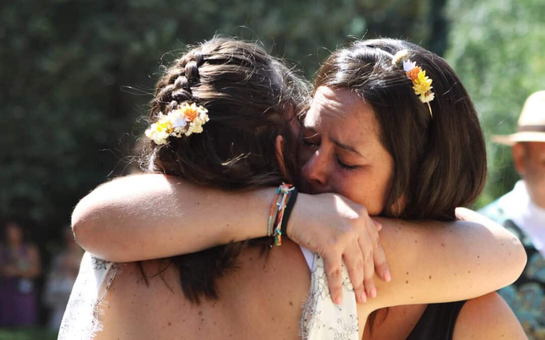 Boda brit-española con flores de papel