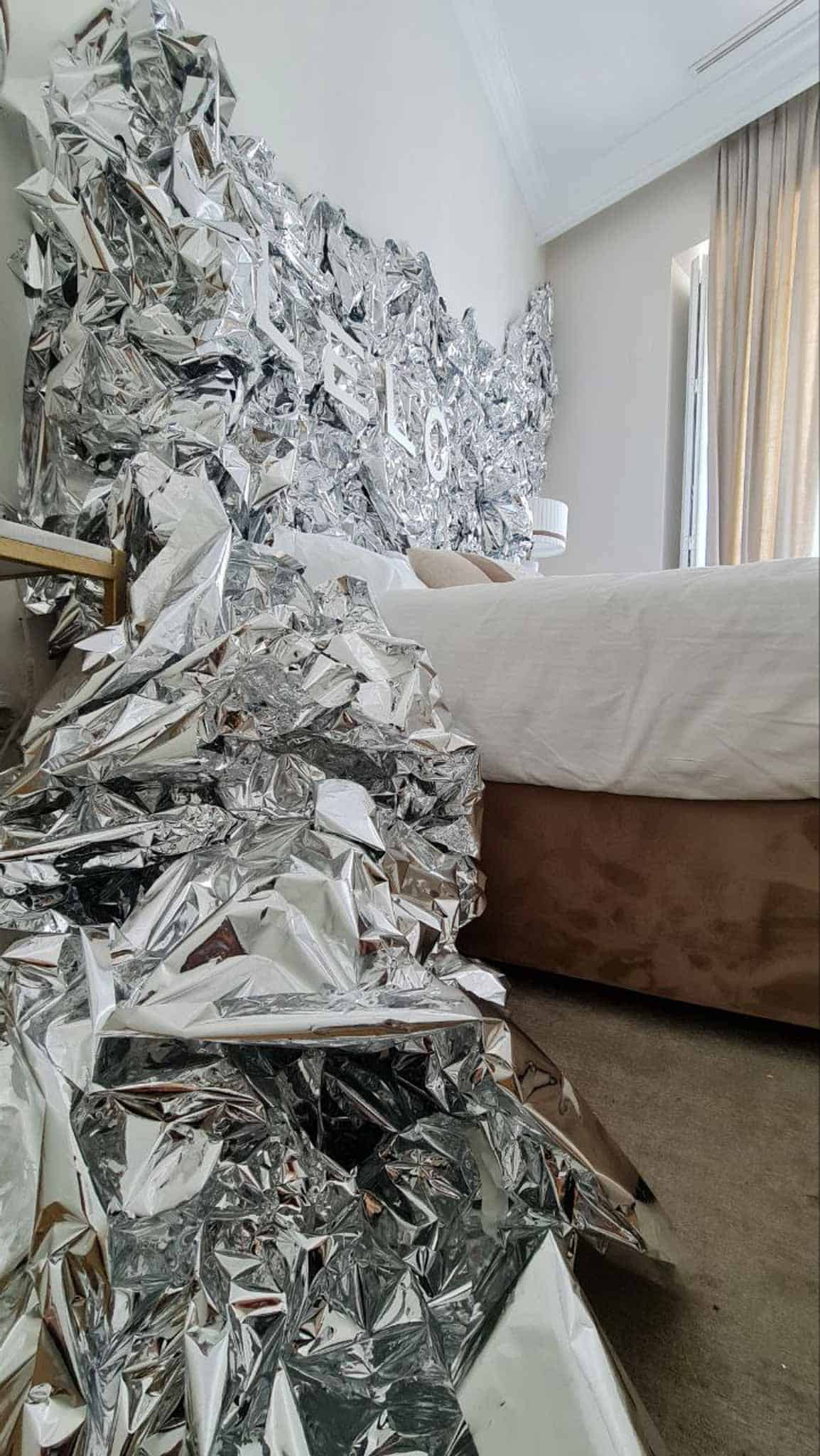 Instalación futurista de papel plata con Lelo